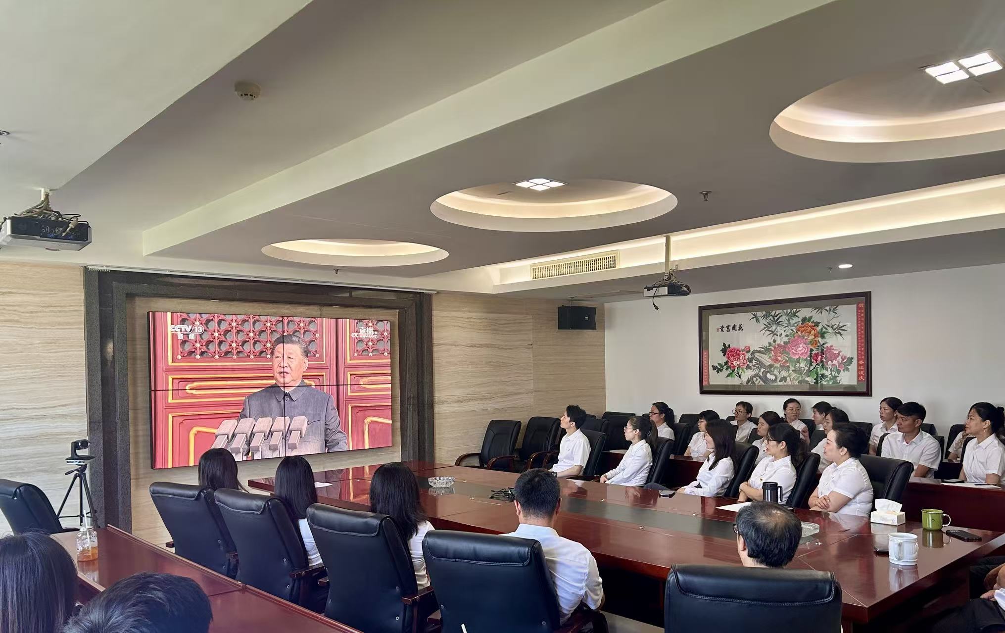 湘能卓信全員見證強軍風采 湘能卓信黨總支組織觀看抗戰勝利80周年閱兵儀式